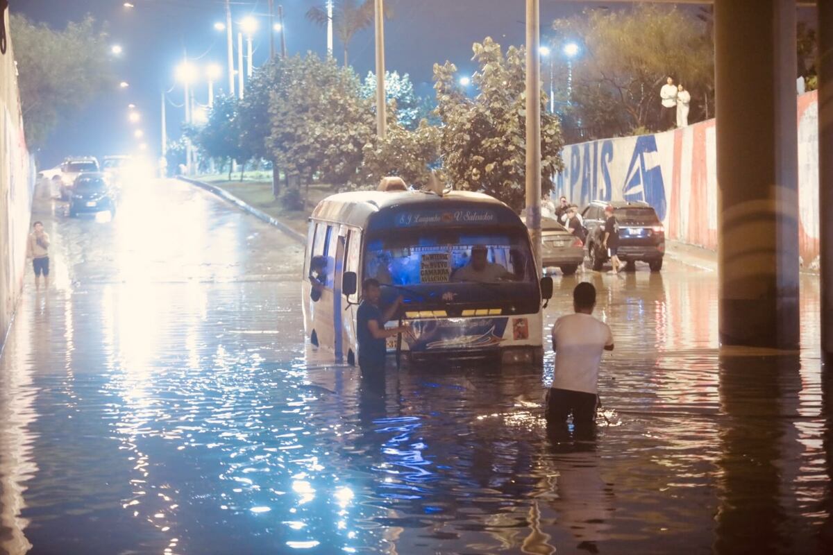 ¡Lluvias obligan a suspender clases presenciales en VMT, VES y SJM este lunes 17 de agosto!