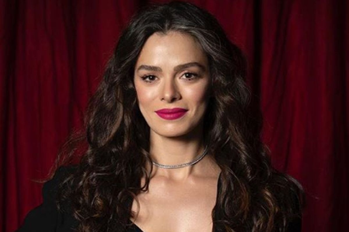 La actriz truca se hizo conocida internacionalmente por su papel de Bahar en la telenovela “Mujer” (Foto: Özge Özpirinçci / Instagram)