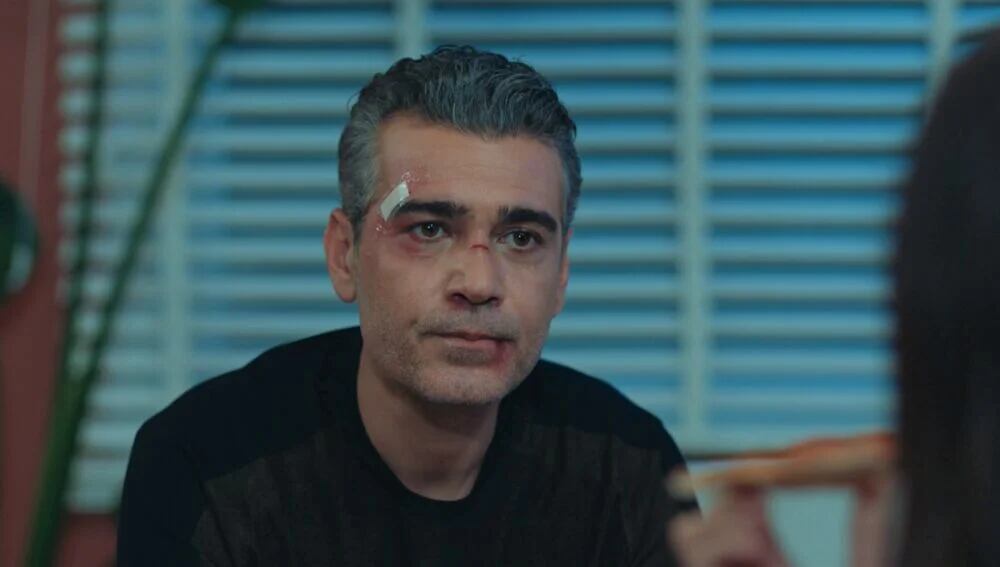 Volkan le cuenta a Asya y a Ali que va a divorciarse de Derin (Foto: Med Yapim)