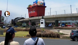 Gigantesca canasta de PlazaVea circula por vías del tren eléctrico y se vuelve viral