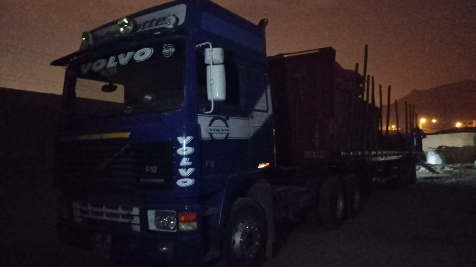 Camión en que se trasladó el cargamento de Barranca a Lima fue hallado abandonado en la autopista Ramiro Prialé.