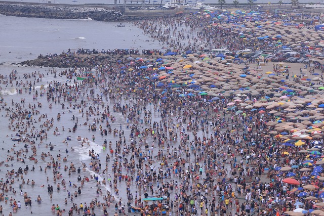 Asistencia masiva a playas como Agua Dulce y otras de la Costa Verde. (Foto: César Bueno @photo.gec)