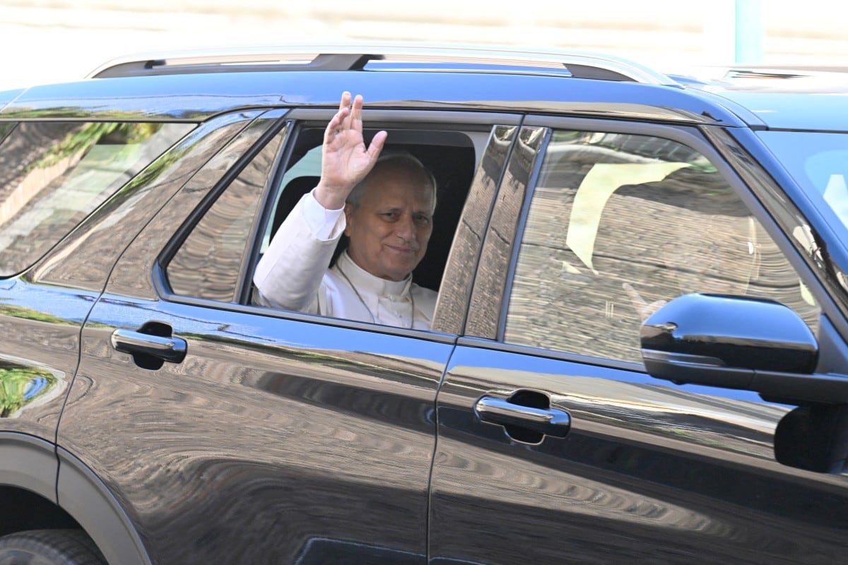 El papa León XIV abandona el Vaticano antes de ser ingresado en el Hospital Universitario Gemelli de Roma, el 13 de octubre de 2026. (Tiziana FABI / AFP)