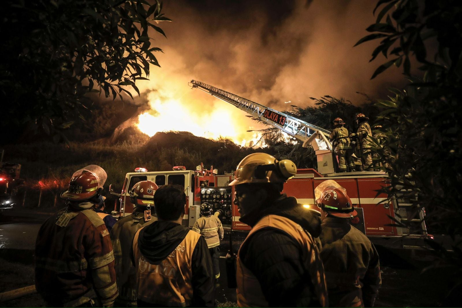 Incendio en la Costa Verde genera pánico. Foto: Joel Alonzo/ @photo.gec