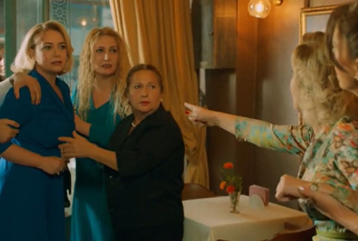 Sermin se enfrenta a Füsün en una cafetería (Foto: Tims & B Productions)