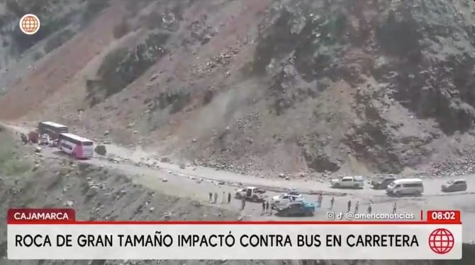 Roca cae e impacta contra bus con pasajeros.