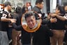 ¡Escándalo en velorio de ‘Pompinchú’! Su hija es retirada entre gritos y reclamos: “¿Quieres hacer más show?”