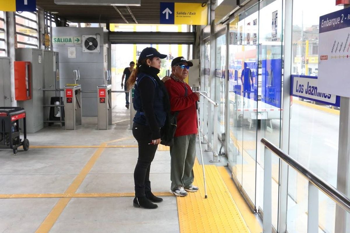 Pisos podotáctiles se han colocado en los paraderos del Metropolitano (Foto: Metropolitano)
