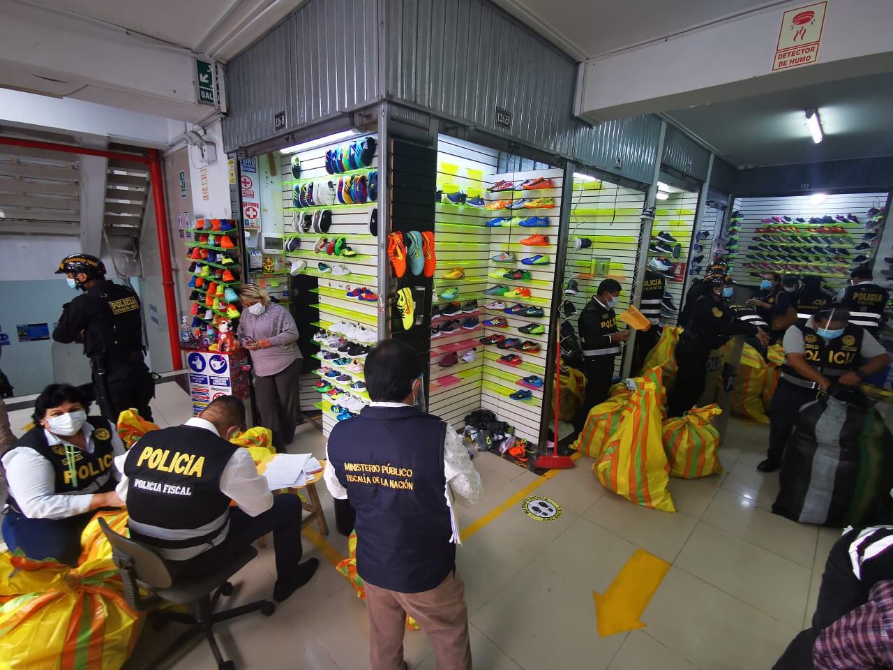 Más de cien policías de distintas divisiones en apoyo a la Dirección de la Policía Fiscal, participaron de un megaoperativo en una galería y decomisaron 114 sacos de zapatillas ‘bambas’ que estaban listas para la venta y se ofrecían por redes sociales, en La Victoria.