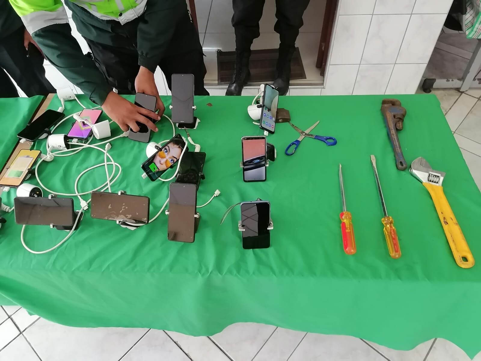 José Martín Quispe Reyes (30) y Wilson Oré Carbonel (28), por hurtar celulares de alta gama de una tienda.