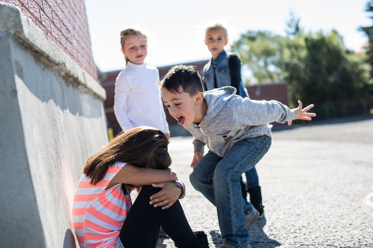 Tu hijo debe aprender a defenderse de los compañeros que lo molestan, pero sin recurrir a la violencia. Foto: Istock.