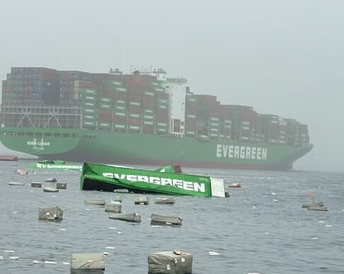 Puerto del Callao permaneció cerrado por varias horas tras la caída de unos 50 contenedores en la bahía chalaca.