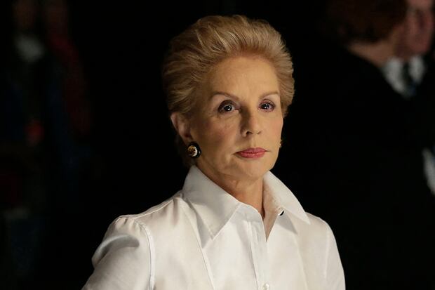 Carolina Herrera, una diseñadora venezolana que revolucionó la moda gracias a sus lujosos y exclusivos diseños basados en la elegancia. Gracias a ellos, logró simplificar la forma en la que las mujeres vestían a través de prendas femeninas y siluetas favorecedoras. “Cuando usas algo con lo que te sientes cómoda, te mueves mejor. Es por eso que el accesorio más importante que puedes tener es un espejo de cuerpo completo”, decía Carolina. Funcionalidad, seguridad y elegancia fue lo que caracterizó a su imperio fashionista.
(Foto: AFP)