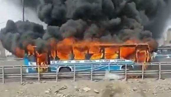 TROME: Bus se incendia en la vía de Evitamiento en El Agustino (Canal N)