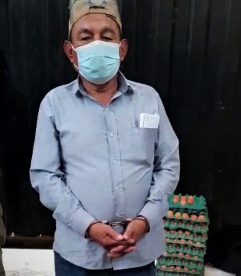 El ancianito José Isaac Palacios Hurtado (68), fue intervenido en la puerta del penal de Aaucallama, en Huaral por intentar hacer ingresar huevos en cuyo interior escondía marihuana.