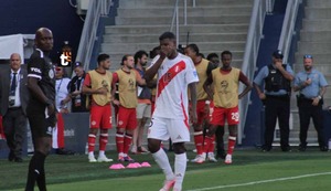 Miguel Araujo expulsado en el Perú -Canadá, tras revisión del VAR | VIDEO