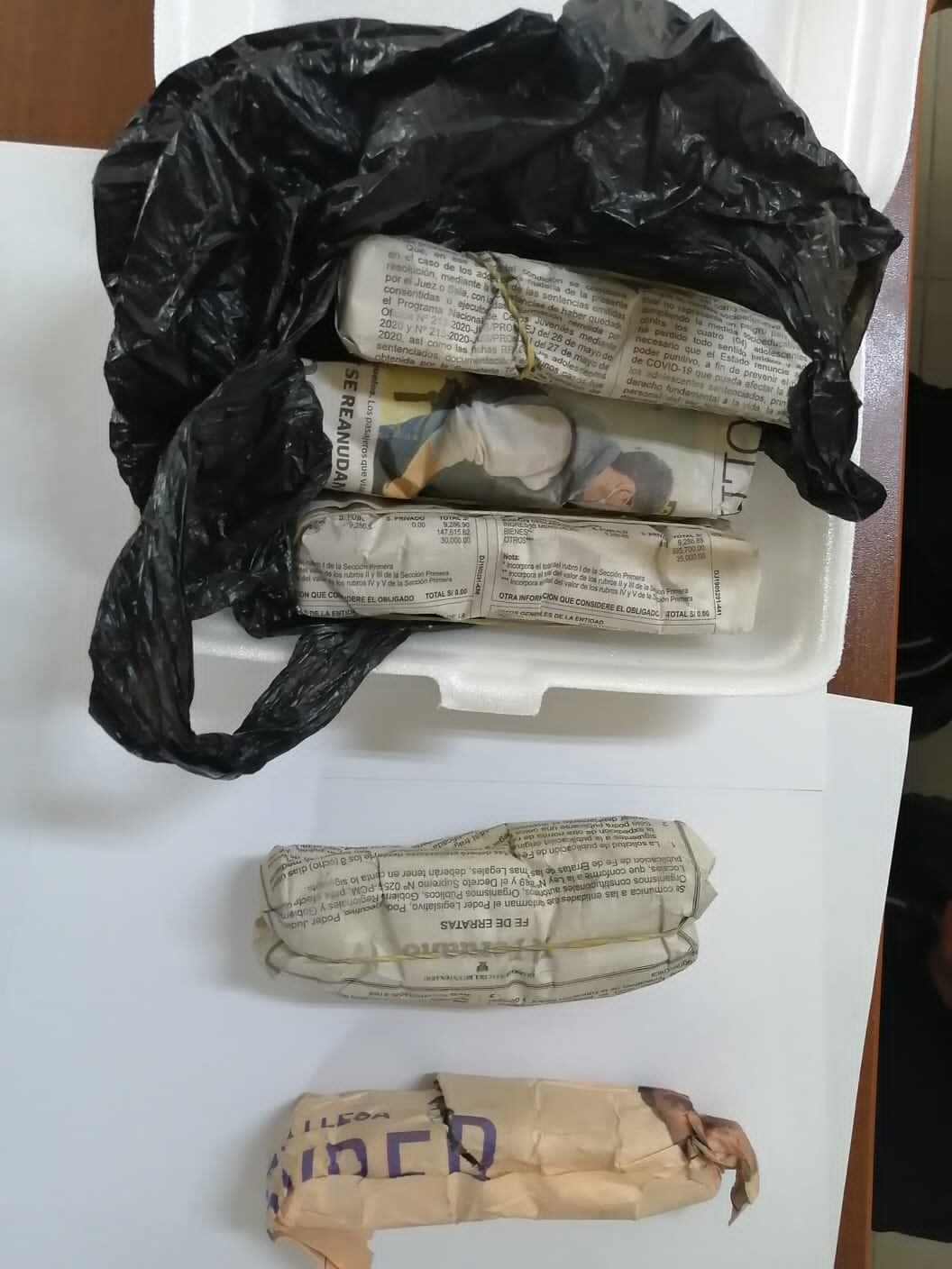 Héctor Miguel Gutiérrez Forero (22) y Angelo Junior Vargas Sierra (22), fueron intervenidos con ketes de pasta básica de cocaína que estaba oculta en un taper descartable de pollada.