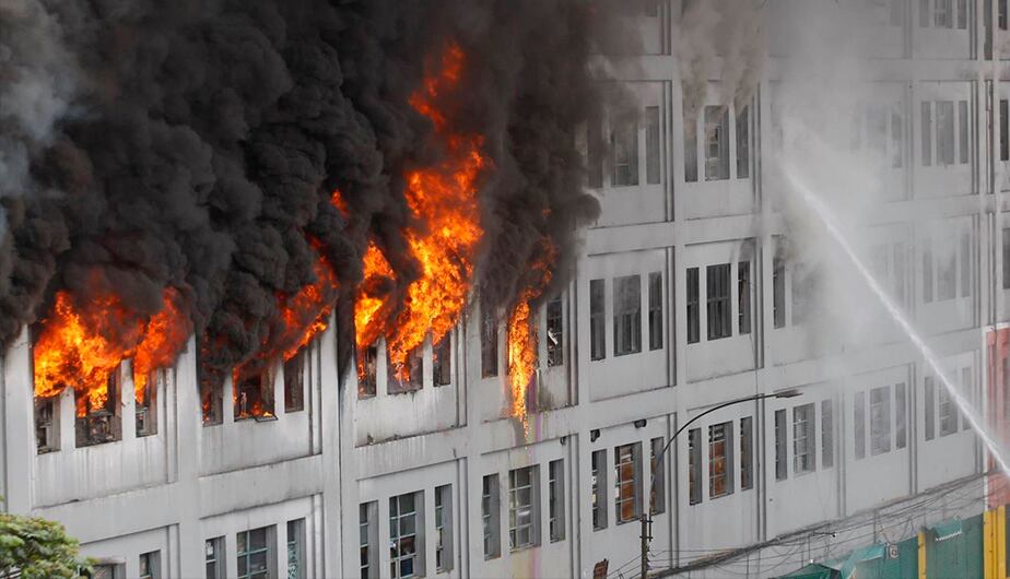 Más de 100 unidades del Cuerpo General de Bomberos Voluntarios del Perú luchan contra incendio en galería de "Las Malvinas". (Foto: Andina)