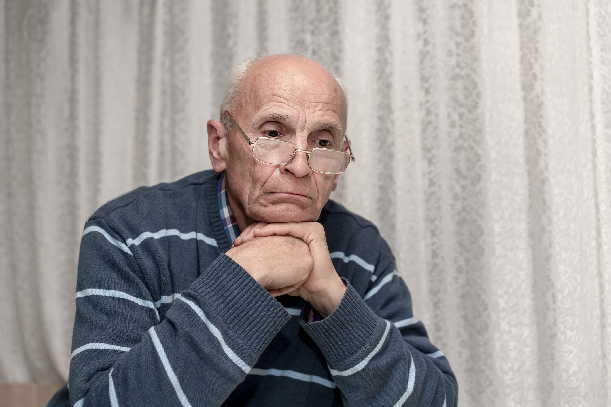 Es fundamental conocer la personalidad, los gustos y aficiones de tus familiares mayores para que la comunicación sea efectiva. Foto: Istock