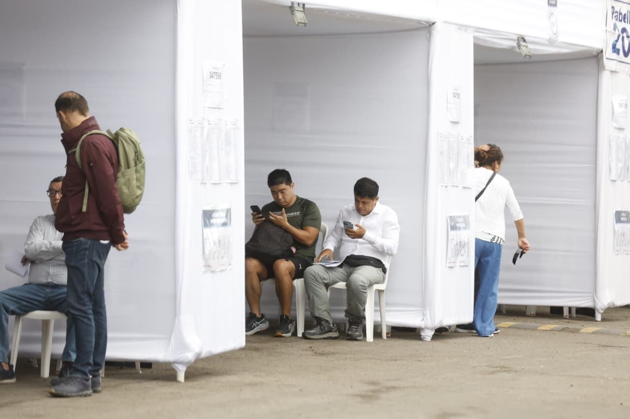 La mesa de votación donde sufragará el candidato a primer regidor por Lima, Rafael López Aliaga, aún no ha sido instalada debido a la ausencia de sus miembros de mesa. Foto: Mario Zapata N./ @photo.gec