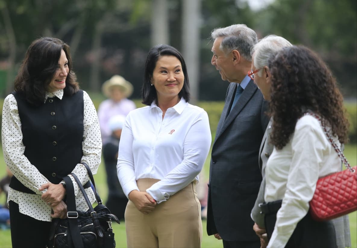 Keiko Fujimori acudió esta tarde al camposanto junto al expresidente del Ecuador Jamil Mahuad. Foto: Cesar Bueno@photo.gec