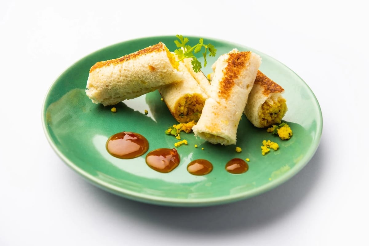 Rollos de primavera en un plato verde (Foto: Freepik)