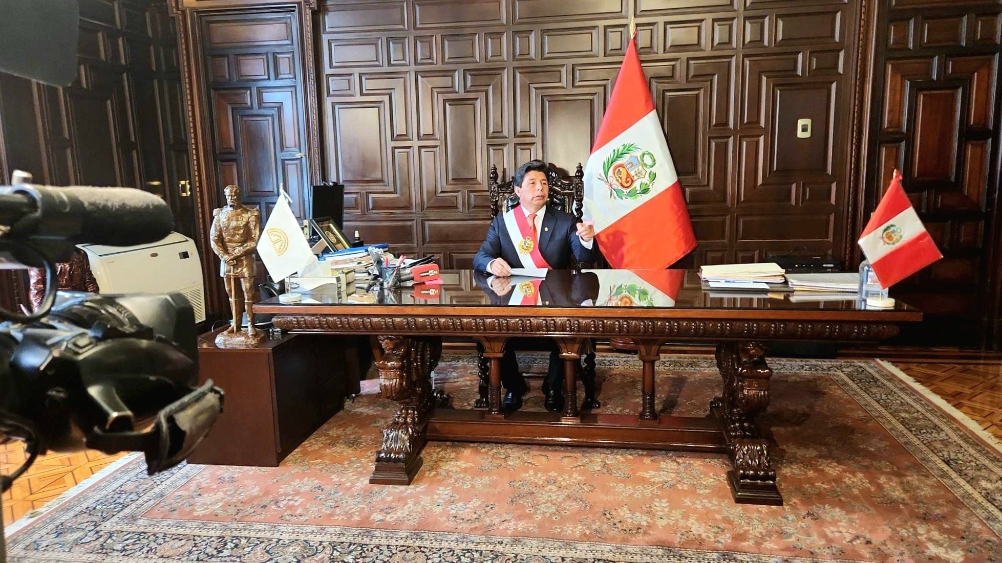 Foto tomada por la periodista Cintya Malpartida a poco de la emisión del mensaje golpista de Pedro Castillo. Foto: X / Cyntia Malpartida