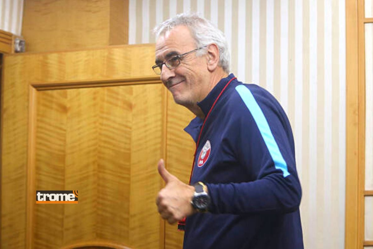 Jorge Fossati sonríe mientras define su futuro con Universitario (Foto: Getty Images)