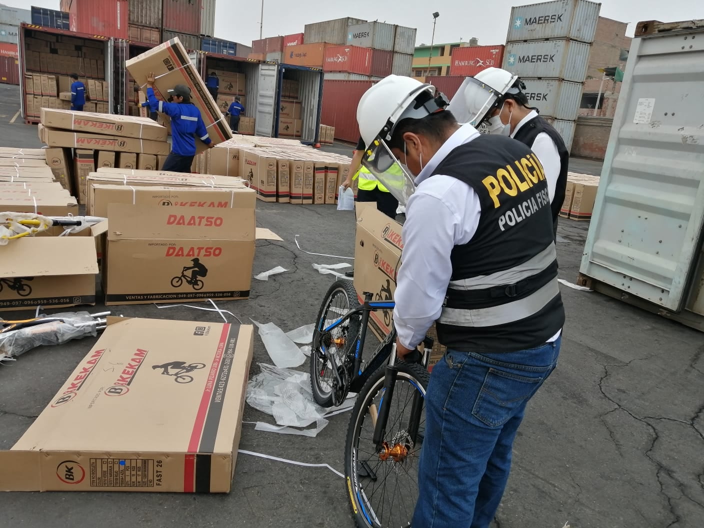 Policías de la Dirección de la Policía Fiscal decomisaron cigarrillos y bicicletas de contrabando en dos importantes operativos en Pucusana y el Callao. El monto de lo incautado asciende a más de dos millones y medio de soles.