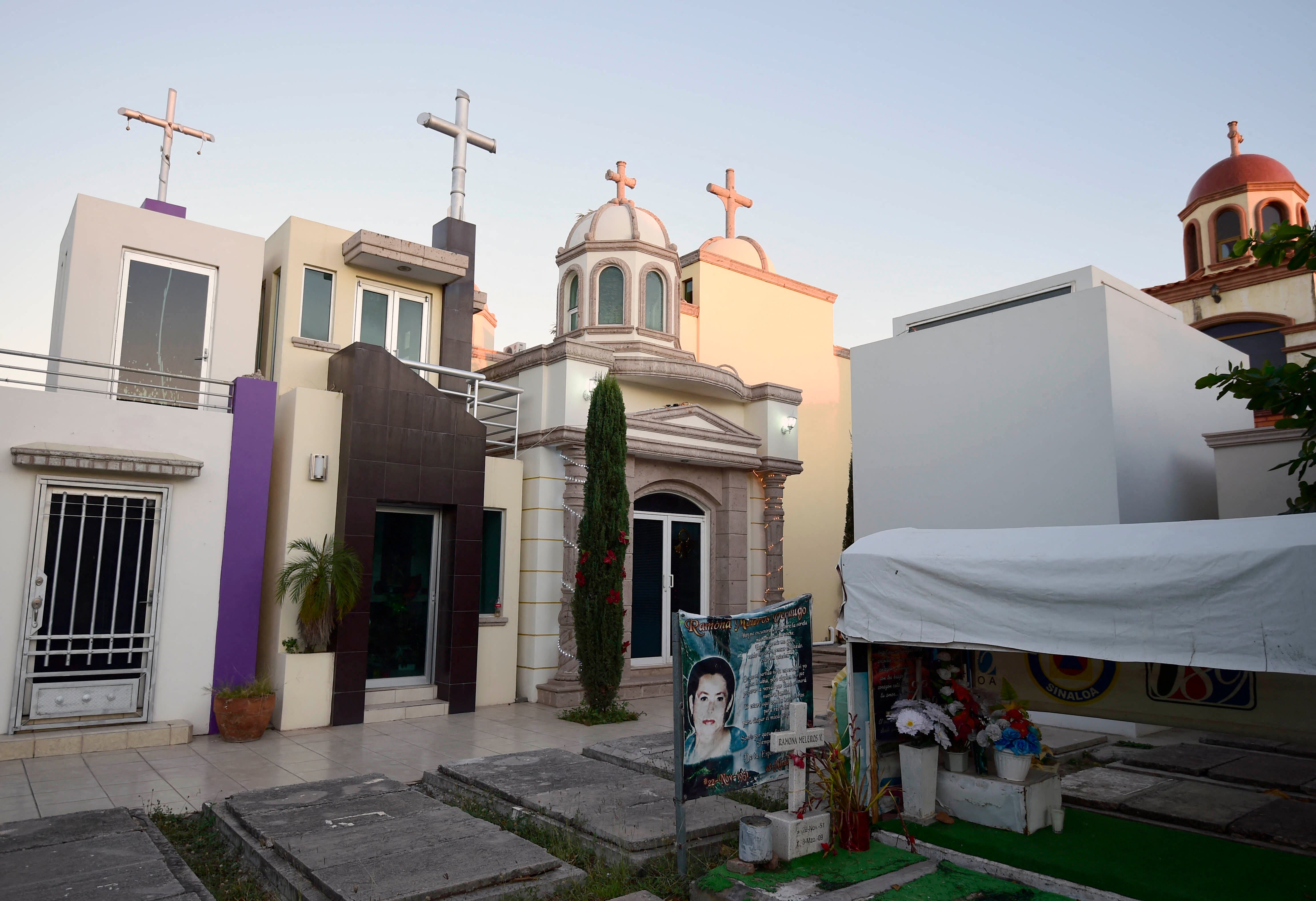 Vista de elaboradas tumbas en el cementerio Jardines del Humaya en Culiacán, estado de Sinaloa, en el noroeste de México, el 7 de diciembre de 2016. (Foto de ALFREDO ESTRELLA / AFP)