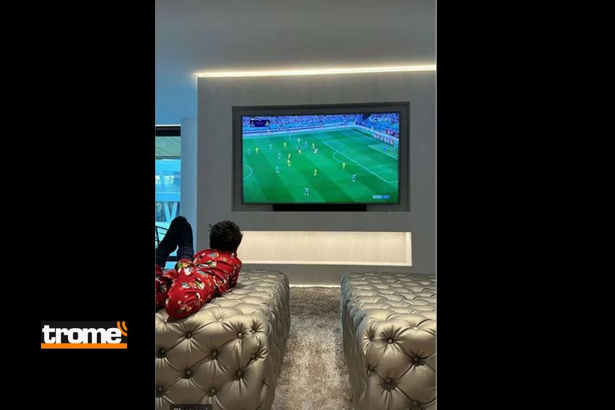 Antonela compartió imagen de su hijo contemplando gol de Leo Messi (Foto: @antoroccuzzo)