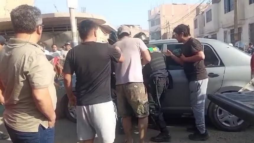 Hombre fue acribillado dentro de su auto en transitada avenida. Foto: RPP