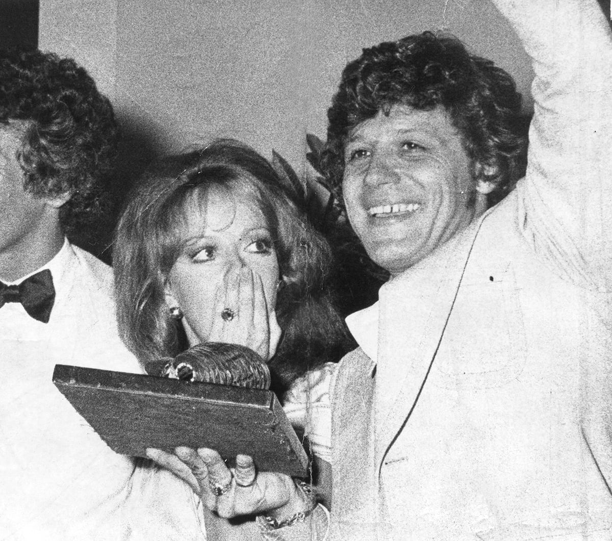 LIMA, 17 DE MARZO DE 1974
EL CANTANTE JOE DANOVA GANA EL V FESTIVAL DE ANCON CON LA CANCION "GUARDA ESA ROSA". EN LA FOTO APARECE SU ESPOSA REGINA ALCOVER.
FOTO: EL COMERCIO