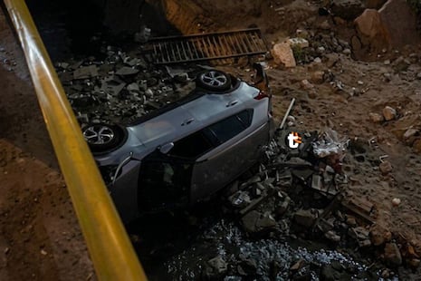 ¡Camioneta cayó al río Rímac tras violento choque en SJL! Siete personas resultaron heridas y Policía inv...