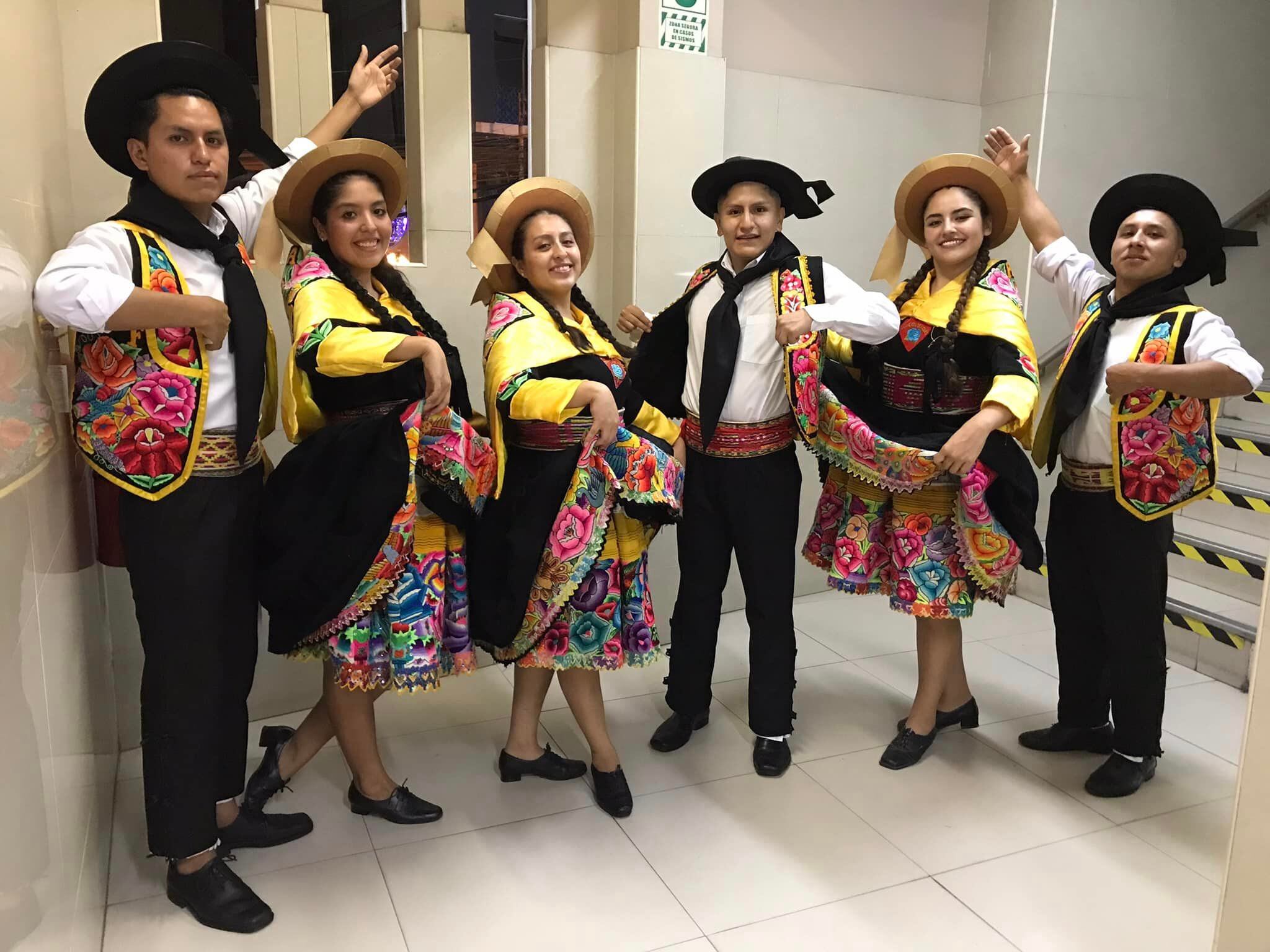 Joel Eusebio junto a su elenco de huaylash. Foto: Facebook.