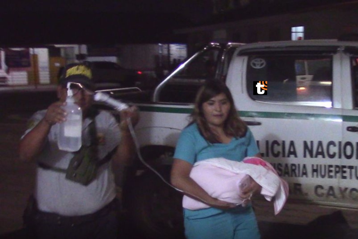 Las autoridades aún buscan a la madre, quien podría enfrentar cargos por abandono de una persona en peligro.