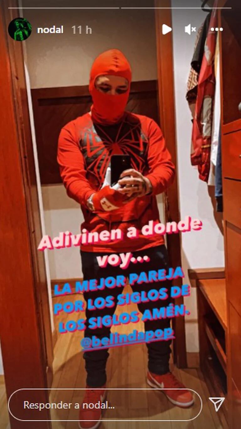 Christian Nodal completó su outfit con un pantalón de mezclilla, un guante rojo y unos tenis del mismo color (Foto: Christian Nodal/ Instagram)