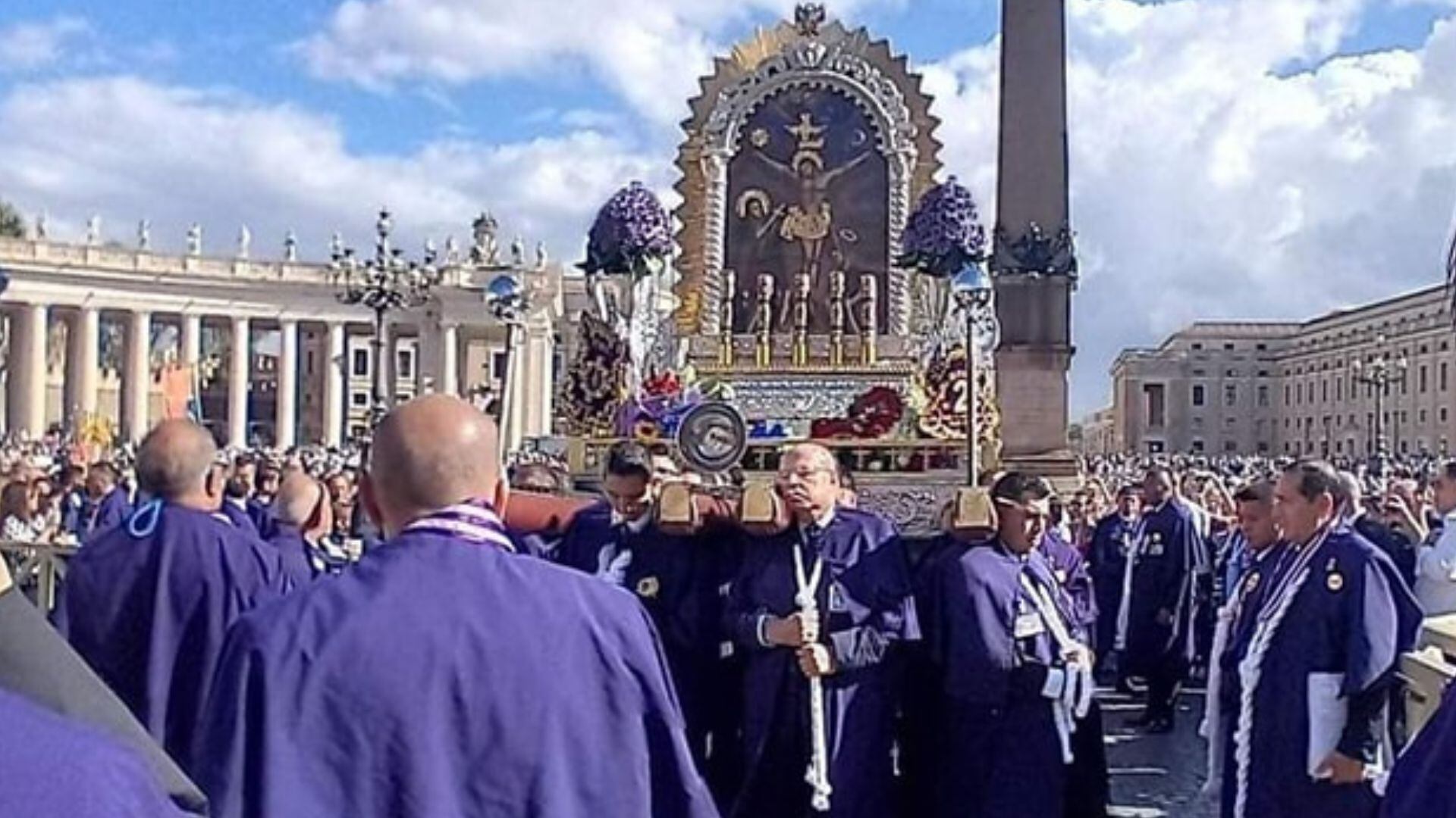 En simúltaneo, en diferentes países, salió el Señor de los Milagros