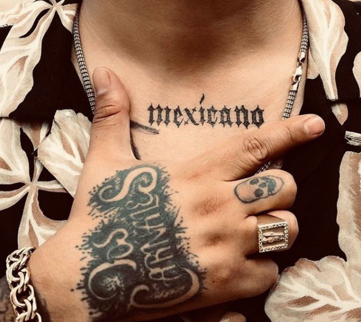 Poncho Quezada mostrando otro tatuaje en su pecho donde se lee: Mexicano (Foto: Los dos carnales / Instagram)