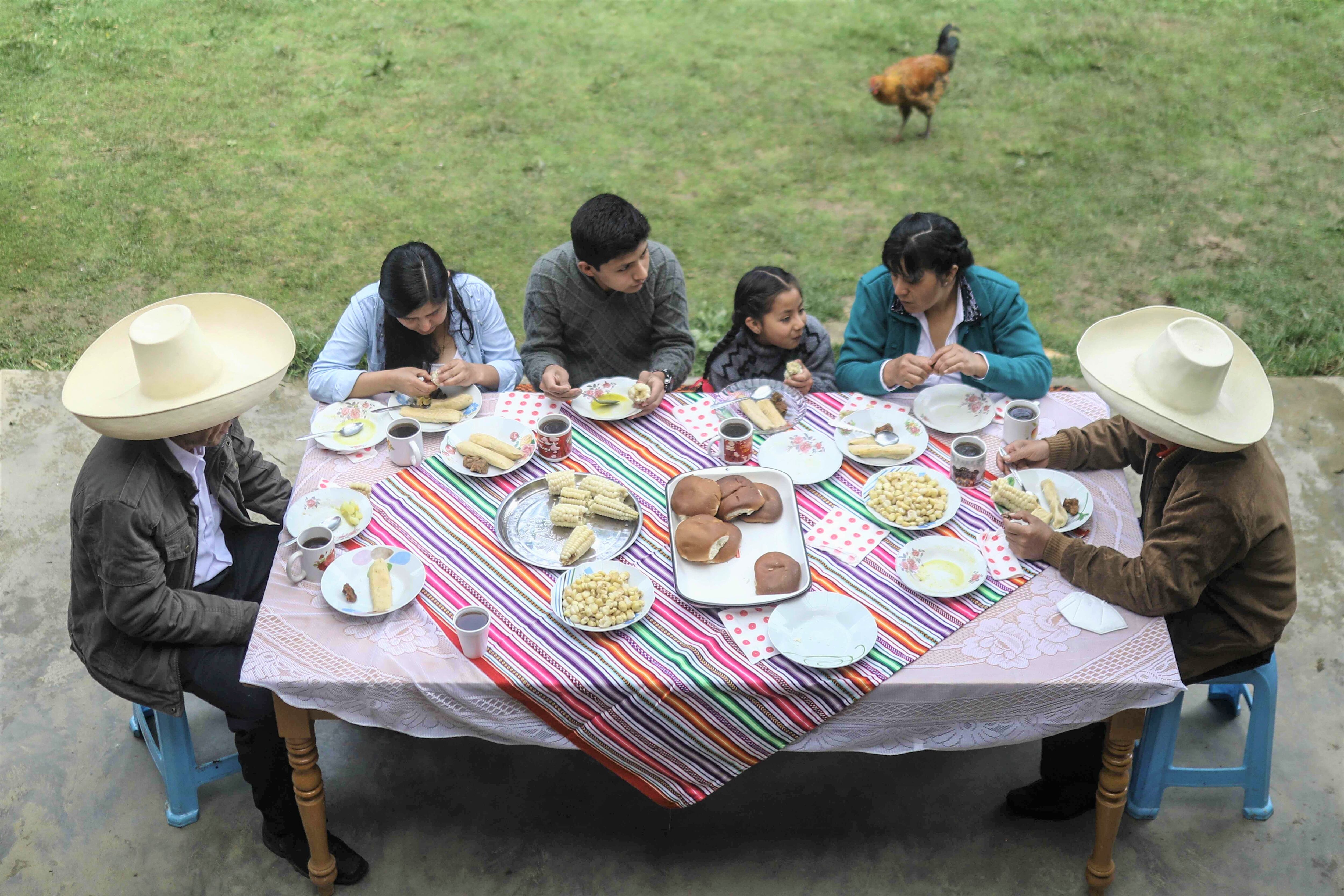 Pedro Castillo en tradicional desayuno chotano. (EFE/Jorge López)