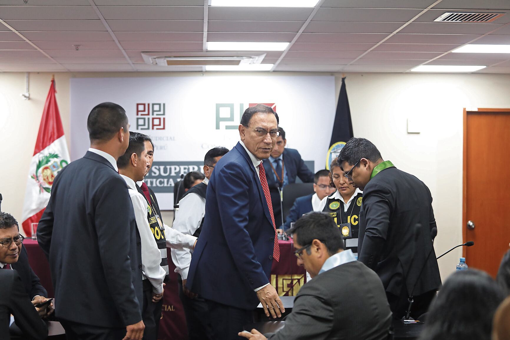 De la sala se le llevó a Martín Vizcarra a exámenes médicos y luego a la sede judicial de La Victoria. Foto: Antonio Melgarejo/ @photo.gec