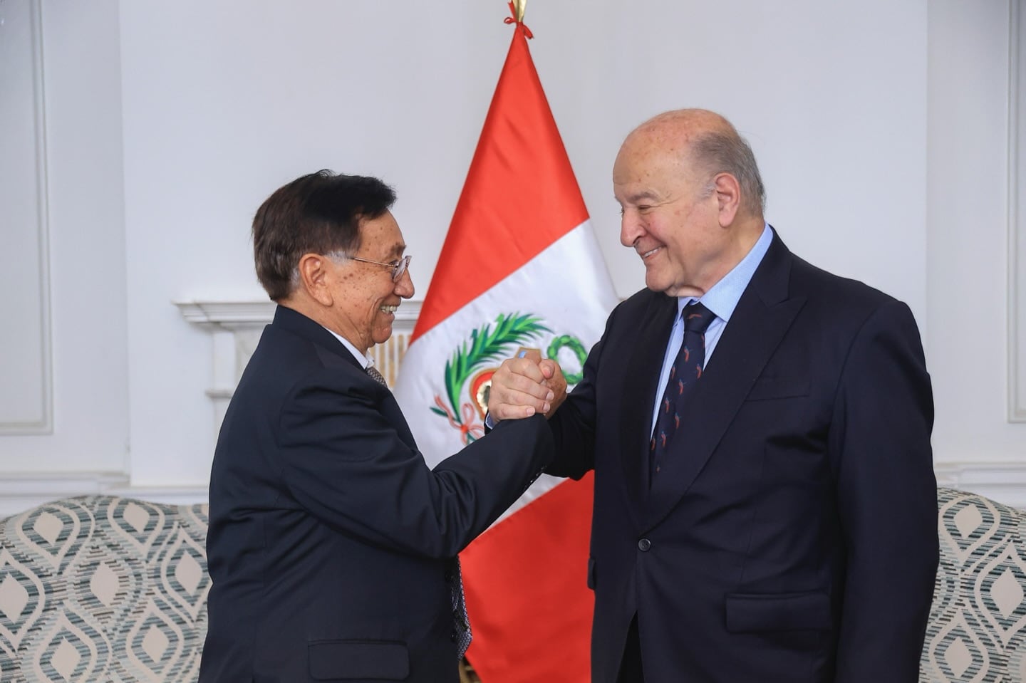 El presidente de la república, José María Balcázar, recibió en Palacio de Gobierno al economista Hernando de Soto.