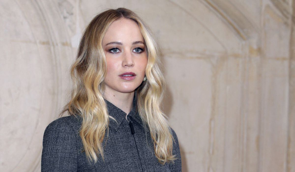 Jennifer Lawrence posa durante un photocall previo al desfile de modas de la colección Prêt-à-porter Otoño-Invierno 2019/2020 de Christian Dior en París, el 26 de febrero de 2019 (Foto: Thomas Samson / AFP)