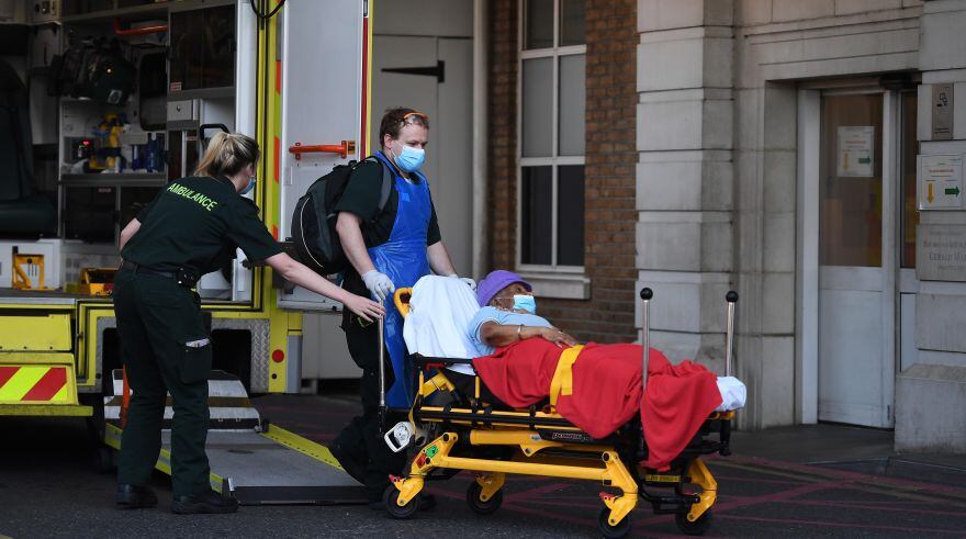 El personal de ambulancia lleva a un paciente al hospital Kings College en Londres, Reino Unido, el 14 de mayo de 2020. (EFE/EPA/ANDY RAIN).