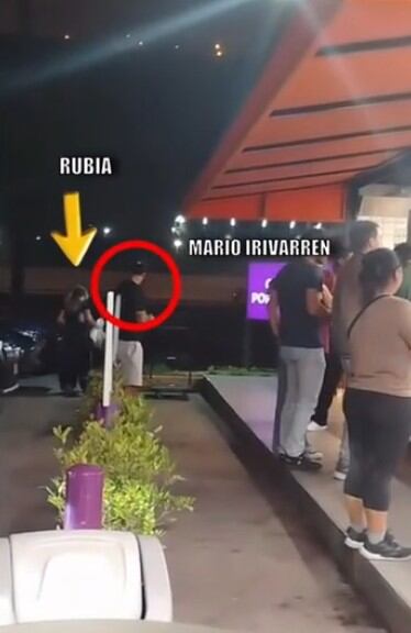 Mario Irivarren manda a su acompañante que se meta al auto.