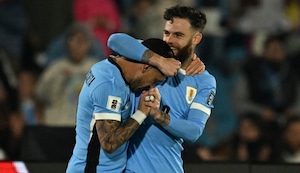 Uruguay se impuso 2-0 a Venezuela en el Centenario y le dio esperanzas al Perú