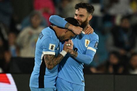 Uruguay se impuso 2-0 a Venezuela en el Centenario y le dio esperanzas al Perú