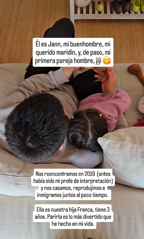 Eva Bracamonte presenta a su esposo y a su hija, con quien vive en un pueblo frente al mar en España.
