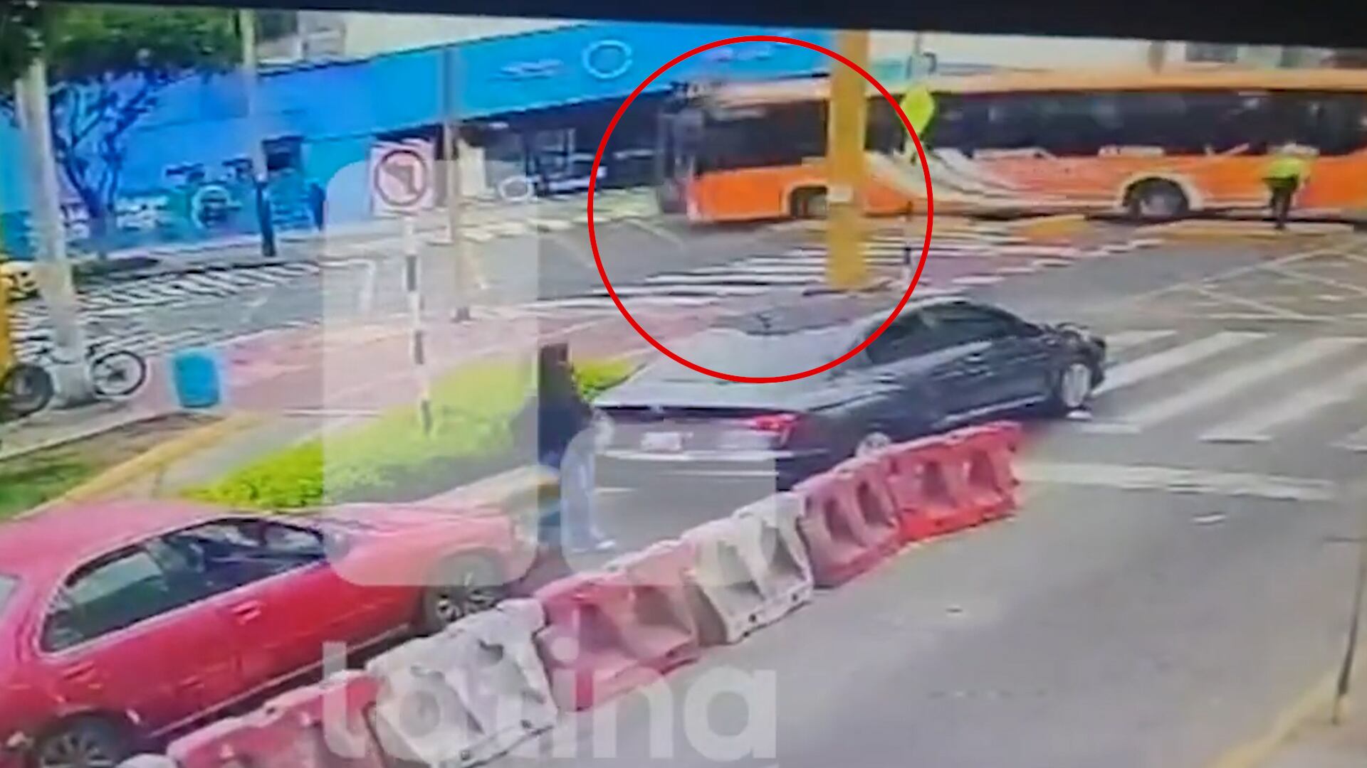 El momento en que bus impacta contra unidad del corredor azul en Lince