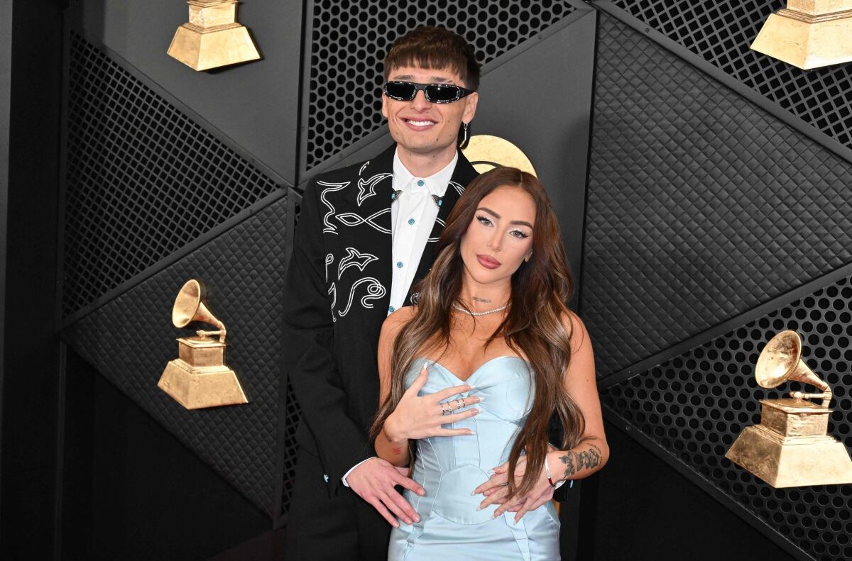 Peso Pluma y Nicki Nicole en el Grammy 2024, realizado en el Crypto.com Arena de Los Ángeles.